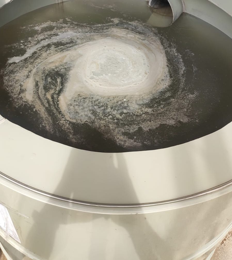 Tanque de processo com líquido em separação.